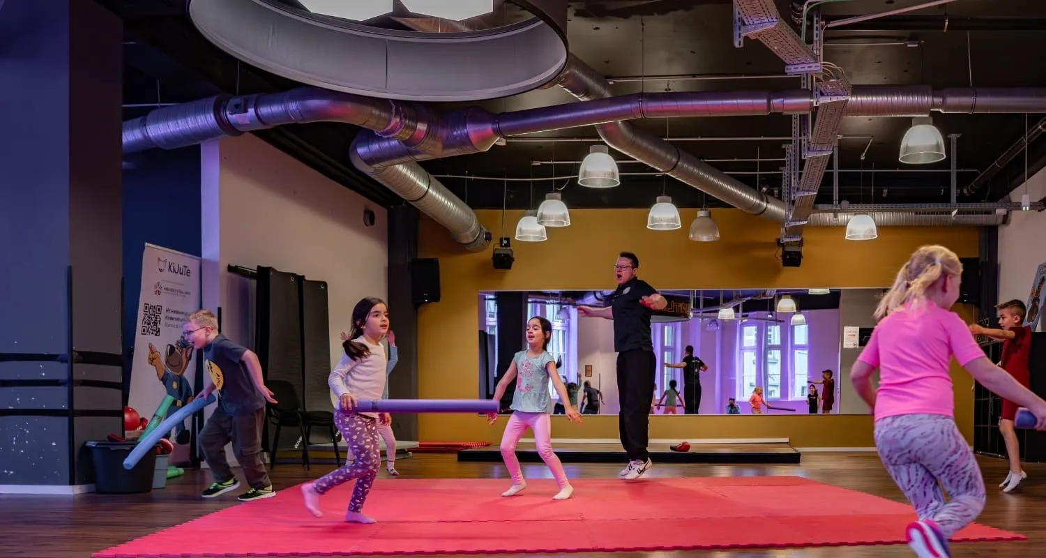 Kinder in einem Bewegungskurs im Limitless Studio