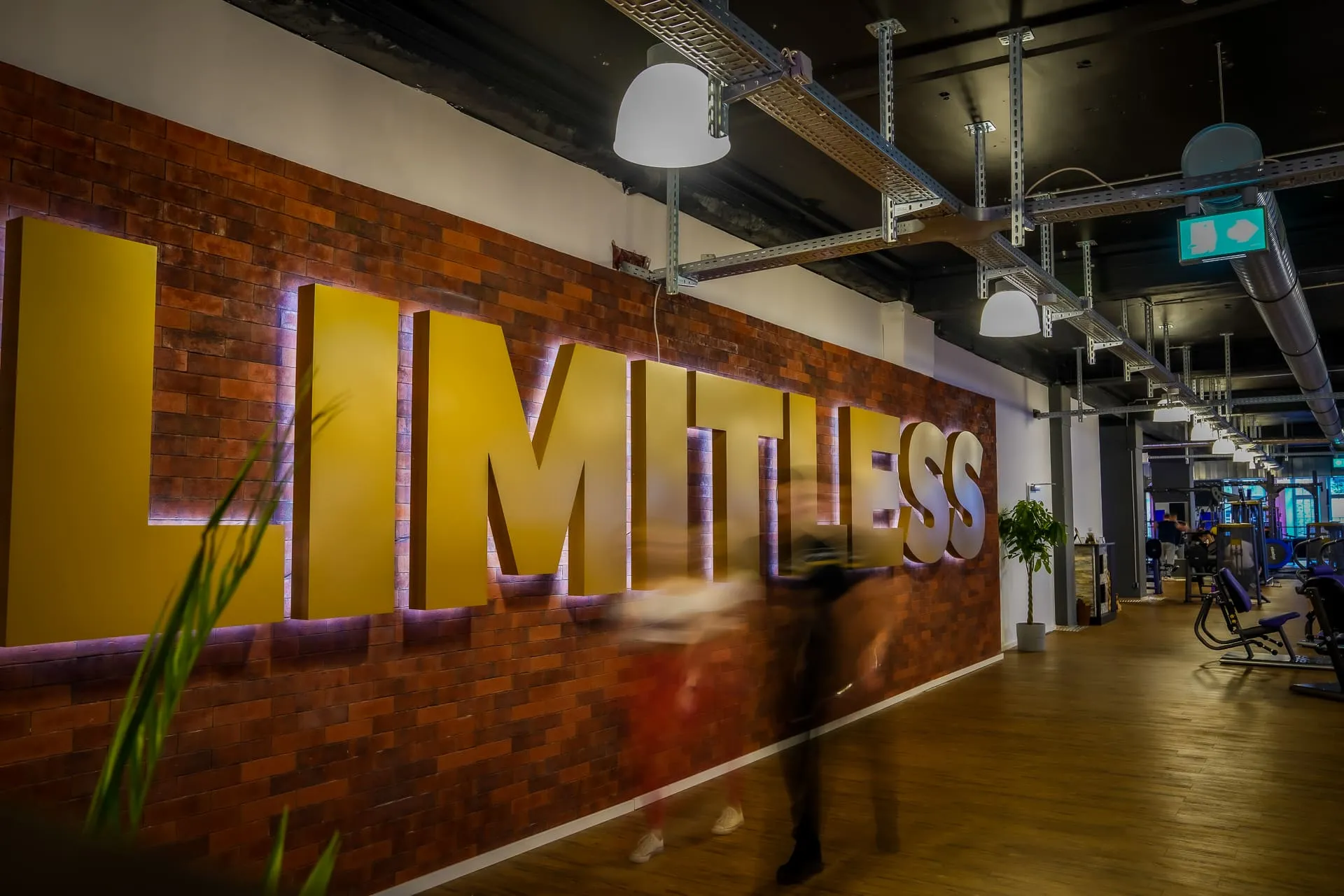 Limitless-Schriftzug auf der Trainingsfläche