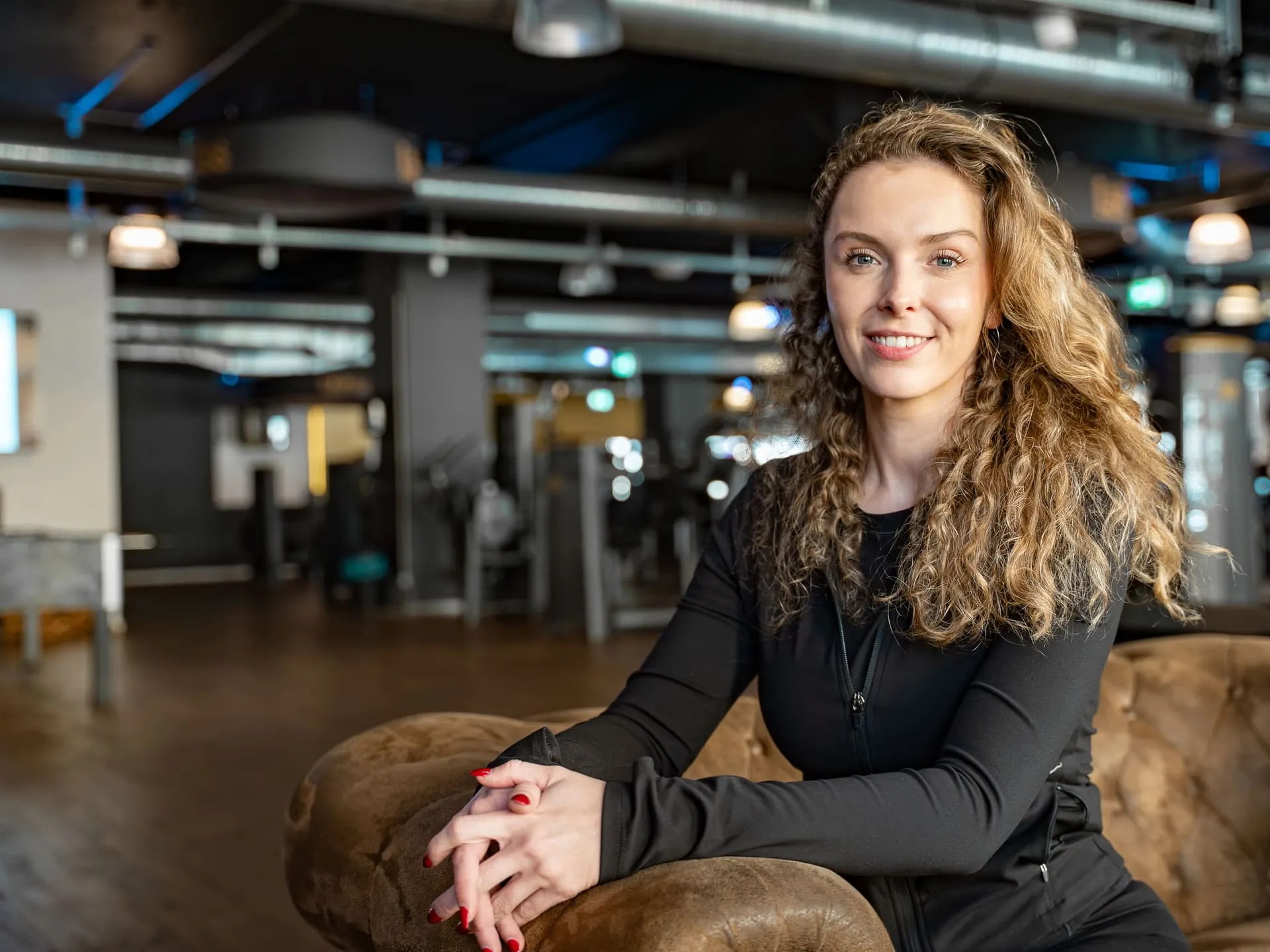 Trainerin im Loungebereich des Limitless Lifestyle Buer